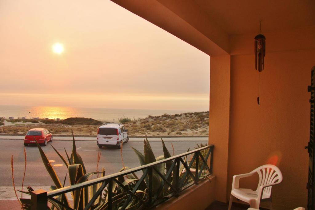 Supertubos Beach Hostel Атогиа-да-Балейя Экстерьер фото